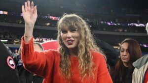 Taylor Swift has been SPOTTED arriving at Jacksonville Airport to show Support for her Boyfriend Travis Kelce’s Chiefs VS Jaguars Game Today amid the Popstar’s Eras Tour that was Previously Cancelled in Vienna: But Eagle-Eyed Fans noticed something odd on Taylor, she looks… See More