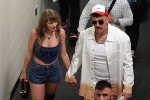 News Flash: Taylor Swift Fans Think There's a Hidden Message in Her Chiefs Game Day Outfit