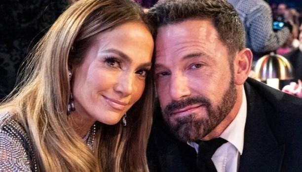 Breaking News: Affleck Buys New $20.5M Mansion After He and Jennifer Lopez Put Their $68M Beverly Hills Apartment on Sale as Divorce……..See More