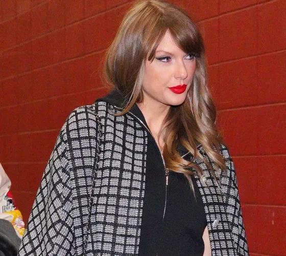 HOT NEWS: Taylor Swift's Entire Family Joins Her (in Chiefs Gear!) at Travis Kelce's Playoff Game