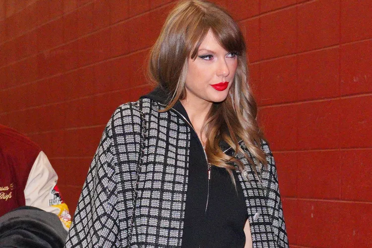 HOT NEWS: Taylor Swift's Entire Family Joins Her (in Chiefs Gear!) at Travis Kelce's Playoff Game