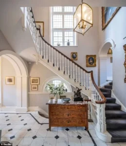 BREAKING “Taylor Swift Shatters Records with $472M Mansion Purchase, Draws Criticism from NFL” Photos…. Travis Kelce asked Taylor how she would feel having a baby in the mansion; her answer melted hearts