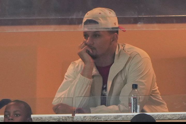 Breaking News: Patrick Mahomes sends a message through rehab as Chiefs begin coaching shakeup...see more